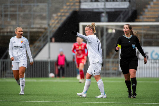 Djurgårdens Therese Åsland och domare Ulrica Löv