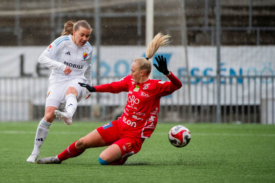 Djurgårdens Ebba Hed och Örebros Molly Johansson