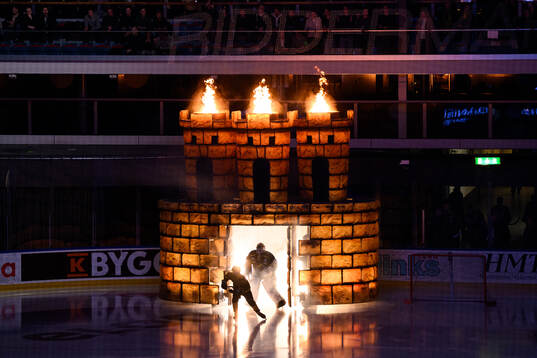 Spelarna åker ut på isen innan kvartsfinal ett i
