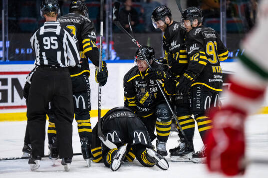 AIKs Oscar Nord jublar med lagkamrater