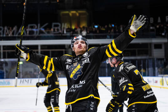 AIKs William Ignberg Nilsson jublar med publiken