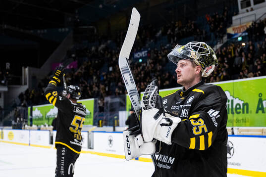 AIKs målvakt Antoine Bibeau jublar med publiken