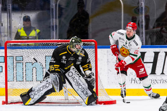 AIKs målvakt Antoine Bibeau och Moras Måns Carlsson