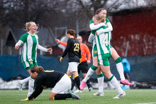 Hammarbys Julie Blakstad jublar med Smilla Vallotto och