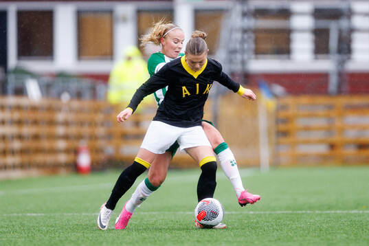 Hammarbys Stina Lennartsson och AIKs Beata Olsson