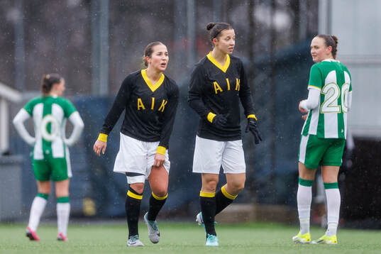AIKs Felicia Saving och Patricia Fischerova deppar