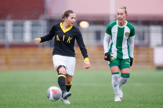 AIKs Felicia Saving och Hammarbys Julia Roddar