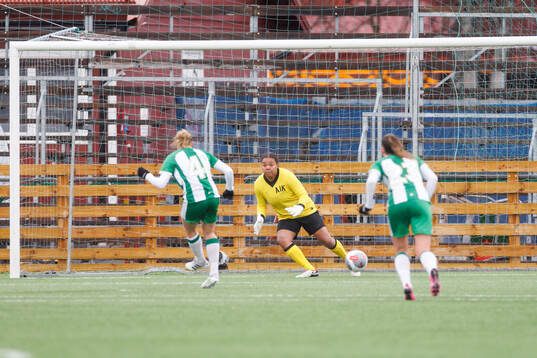 Hammarbys Julie Blakstad skjuter straff