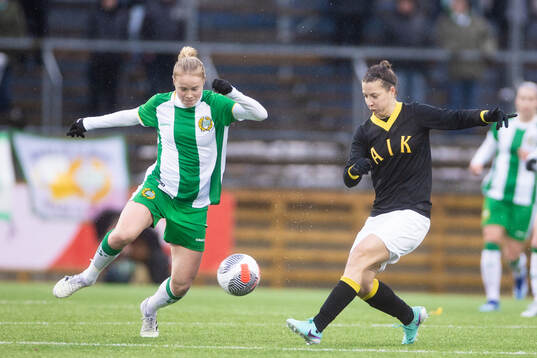 Hammarbys Julie Blakstad ochj AIKs Patrícia Fischerova