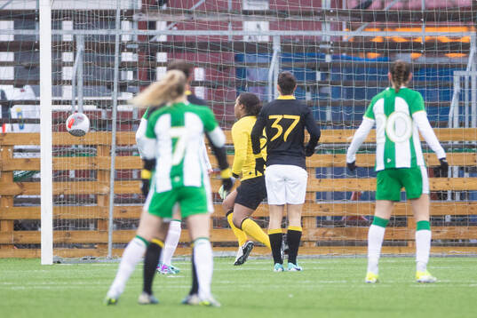 Hammarbys Thea Sørbo gör 0-4 bakom AIKs målvakt Serina