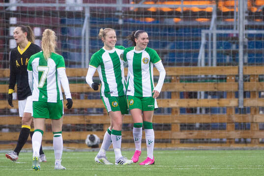 Hammarbys Julie Blakstad jublar med Emilie Joramo (v) och