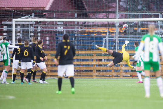 Hammarbys Julie Blakstad gör 0-3 bakom AIKs målvakt