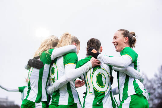 Hammarbys Anna Jøsendal jublar med Smilla Vallotto och
