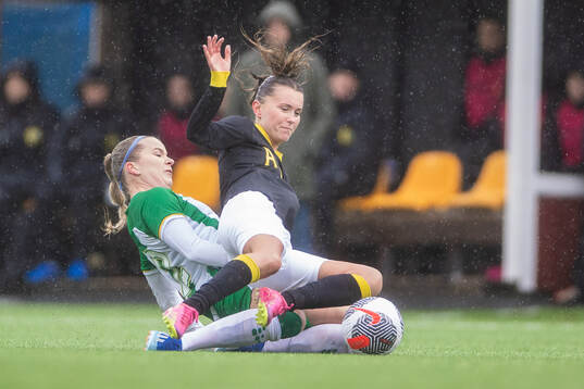 Hammarbys Eva Nyström och AIKs Adelisa Grabus