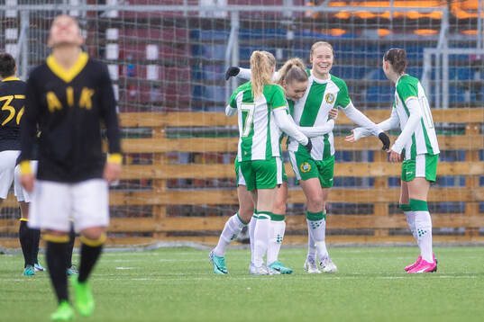 Hammarbys Julie Blakstad (m) jublar med Emilie Joramo (v)