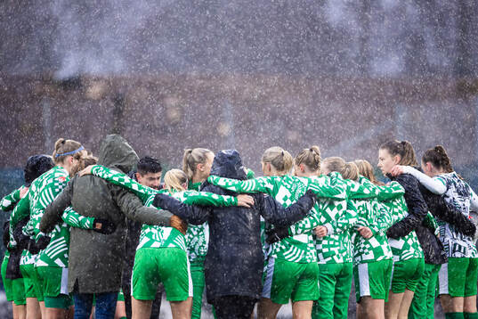 Hammarbys spelare samlas i en ring i regnet