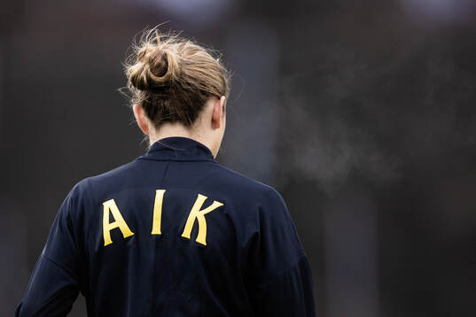 Texten AIK på ryggen av en jacka