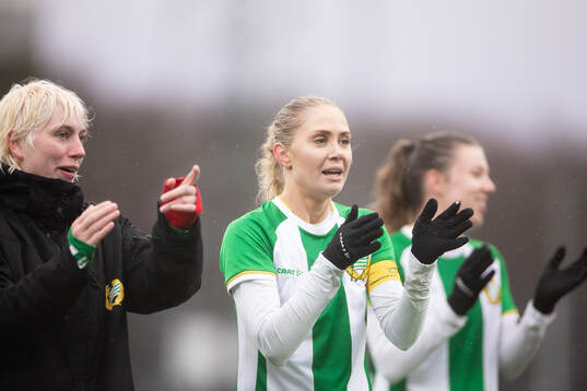 Hammarbys målvakt Moa Edrud och Alice Carlsson applåderar