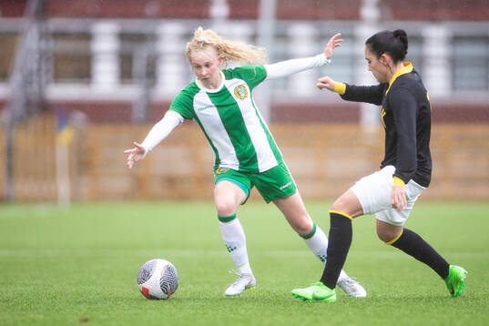Hammarbys Emilie Joramo och AIKs Michelle Rojas Flores