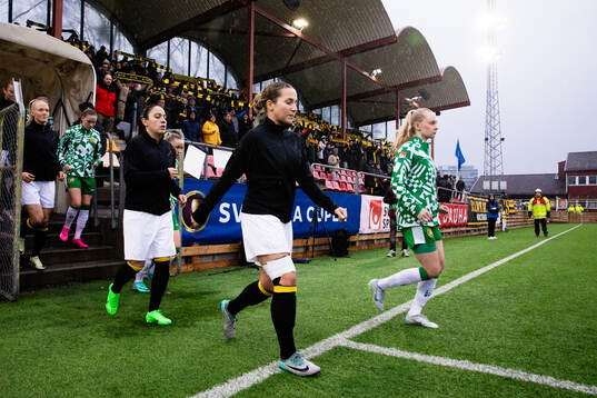 AIKs Michelle Rojas Flores och Felicia Saving