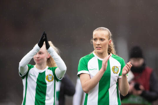 Hammarbys Smilla Holmberg applåderar publiken