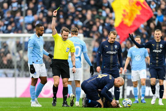 Malmö FFs Isaac Kiese Thelin får gult kort