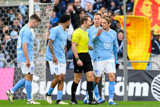 Malmö FFs Jens Stryger Larsen pratar med domare Kristoffer