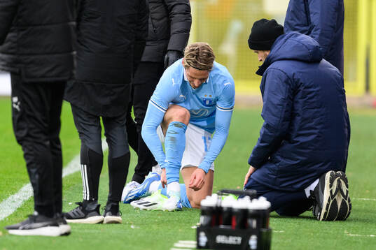 Malmö FFs Jens Stryger Larsen byter sko