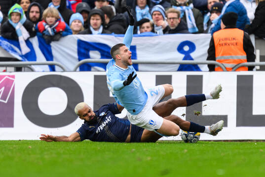 Halmstads Phil Ofosu-Ayeh och Malmö FFs Gabriel Busanello