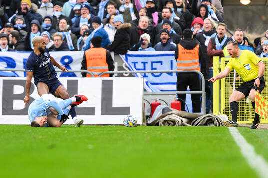 Malmö FFs Gabriel Busanello får ont