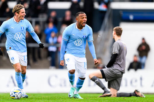 Malmö FFs Jens Stryger Larsen och Derek Cornelius jublar