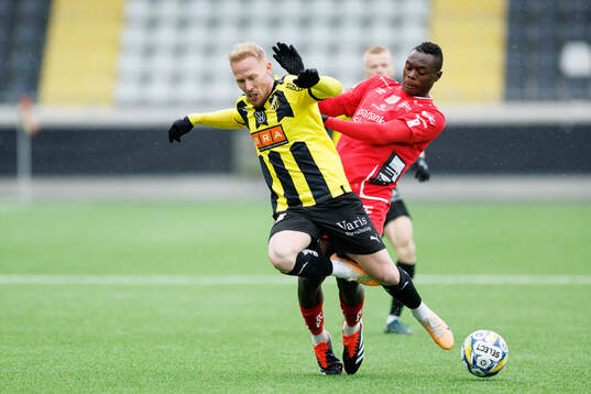 Häckens Mikkel Rygaard Jensen och Elfsborgs Timothy Ouma