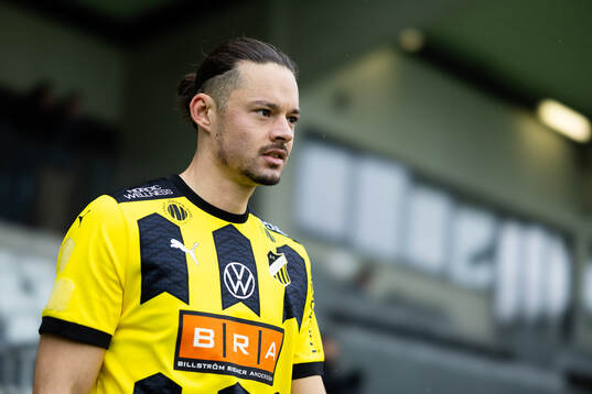 Häckens Amor Layouni innan träningsmatchen i fotboll
