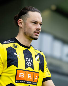 Häckens Amor Layouni innan träningsmatchen i fotboll