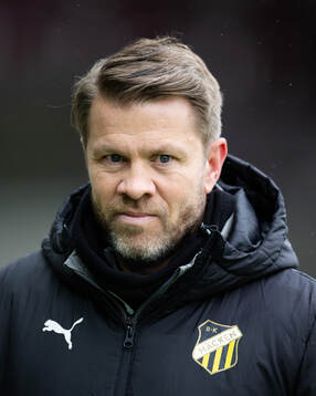 Häckens huvudtränare Paco Johansen innan träningsmatchen