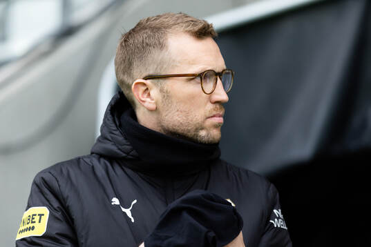 Häckens assisterande tränare Rasmus Lindgren innan