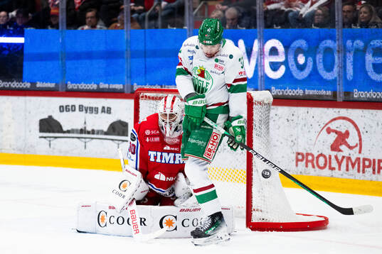 Timrås målvakt Jacob Johansson och Rögles Albin Sundsvik