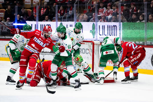 Kamp framför Rögles målvakt Christoffer Rifalk
