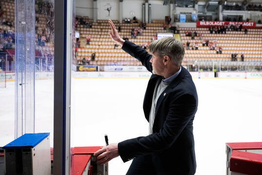 Timrås tränare Anders Karlsson tackar publiken