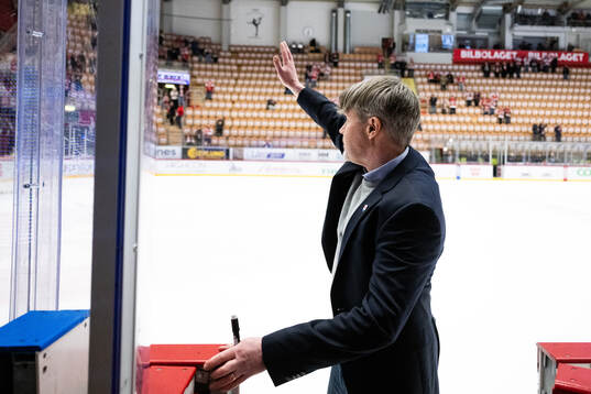 Timrås tränare Anders Karlsson tackar publiken