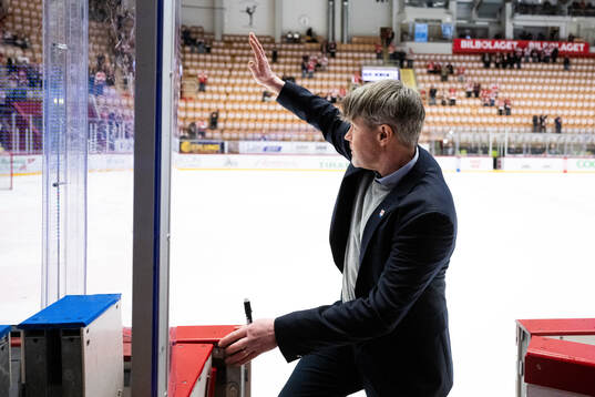 Timrås tränare Anders Karlsson tackar publiken