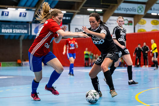 Leah Marlene van der Weel of Skeid and Monika Hunstad of