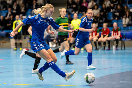 Mari Kristine Vik of Tiller scores the 0-1 goal