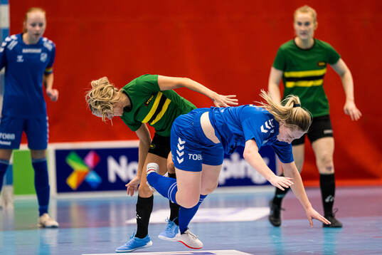 Helene Hagelien Mikkelsen of NTNUI and Andrea Holm Aune of