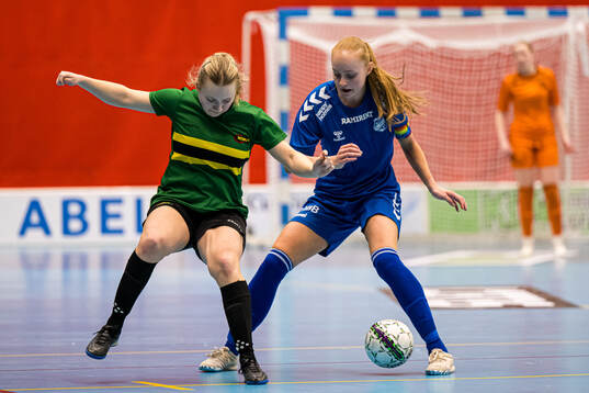 Julie Nervik Walstad of NTNUI and Marie Methi of Tiller