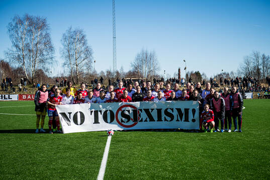 FC Rosengårds och Vittsjös spelare med en banderoll