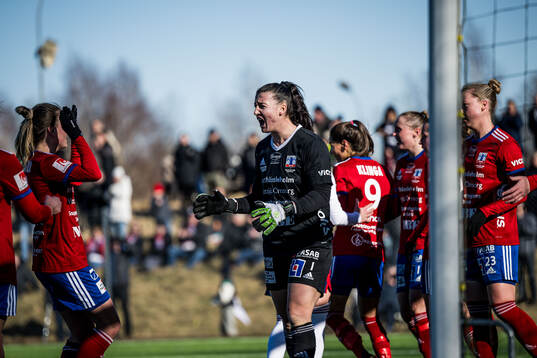 Vittsjös målvakt Lauren Brzykcy jublar
