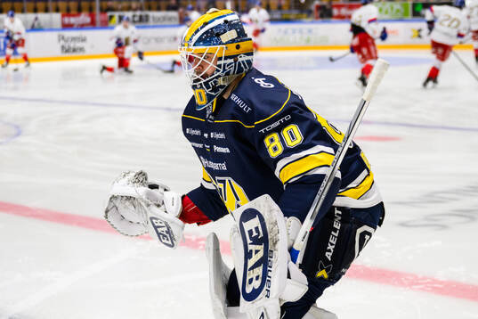 HV71s målvakt Frederik Dichow  innan ishockeymatchen i
