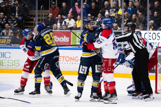 HV71s Tommi Tikka och Simon Önerud mot Oskarshamns Martin