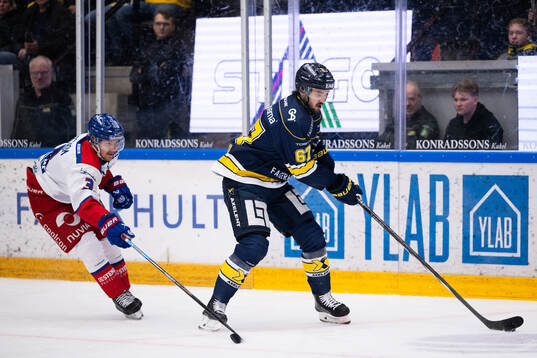 Oskarshamns Niclas Burström och HV71s Oliwer Kaski